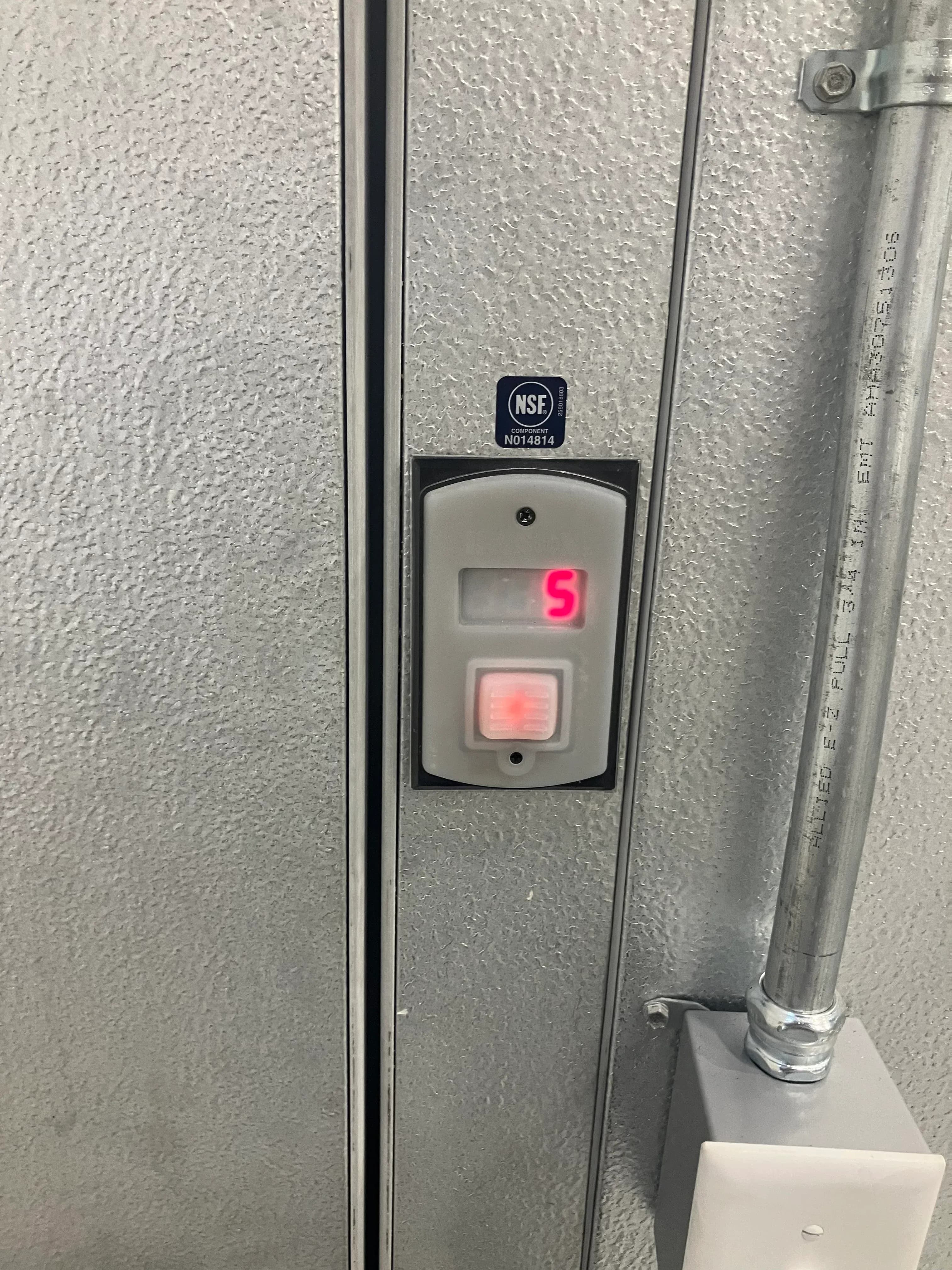 Large-scale refrigeration serviced in a distribution warehouse
